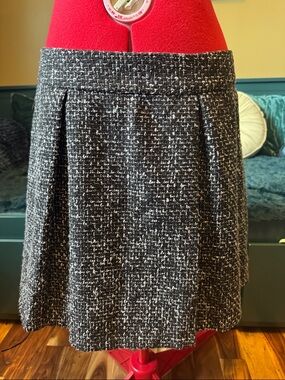 Banana Republic Black and White Tweed-look short Pleated Skirt